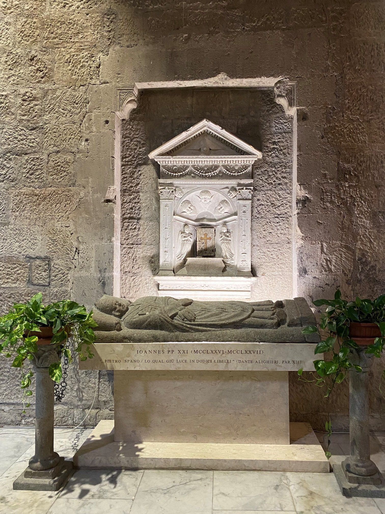 Peter%20of%20Spain%27s%20tomb%2C%20Viterbo%20%28by%20Maria%20Giovanna%20Proietti%29%20%283%29.JPG